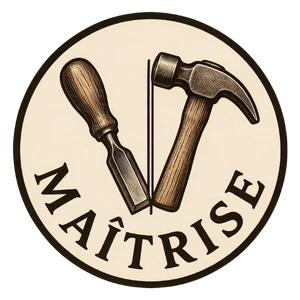 Gouge et marteau illustrant la double expertise en menuiserie et charpente forgée chez les Compagnons du Devoir.