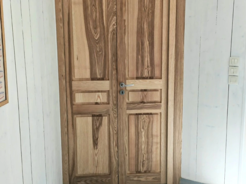 Porte double battante sur mesure en Frêne cœur d'olivier bicolore, intégrant une séparation thermique pour l'habitat.