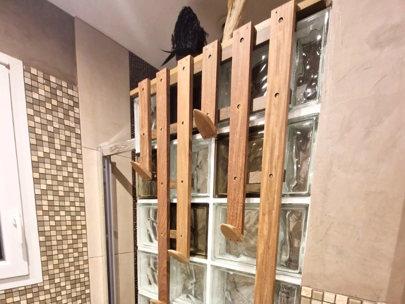 Accessoire de salle de bain sur mesure : porte-serviette et peignoir mural avec étagère intégrée, fabriqué en bois d'Ipe massif.