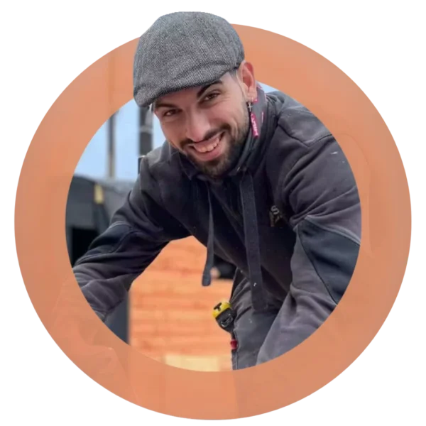Portrait de Quentin Gonzalez, artisan menuisier et fabricant de meubles en bois chez Woody Création à La Rochelle.