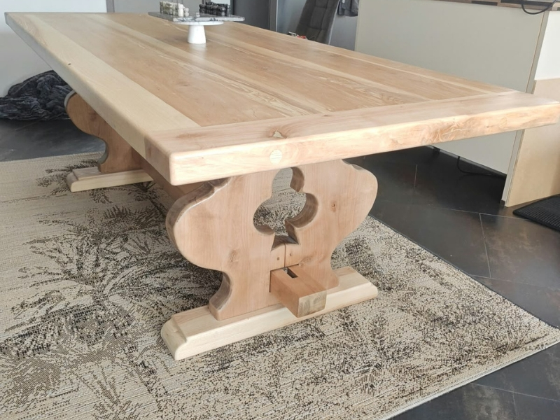 Restauration et agrandissement d'une grande table de pub irlandais en bois d'aulne et frêne cœur d'olivier.