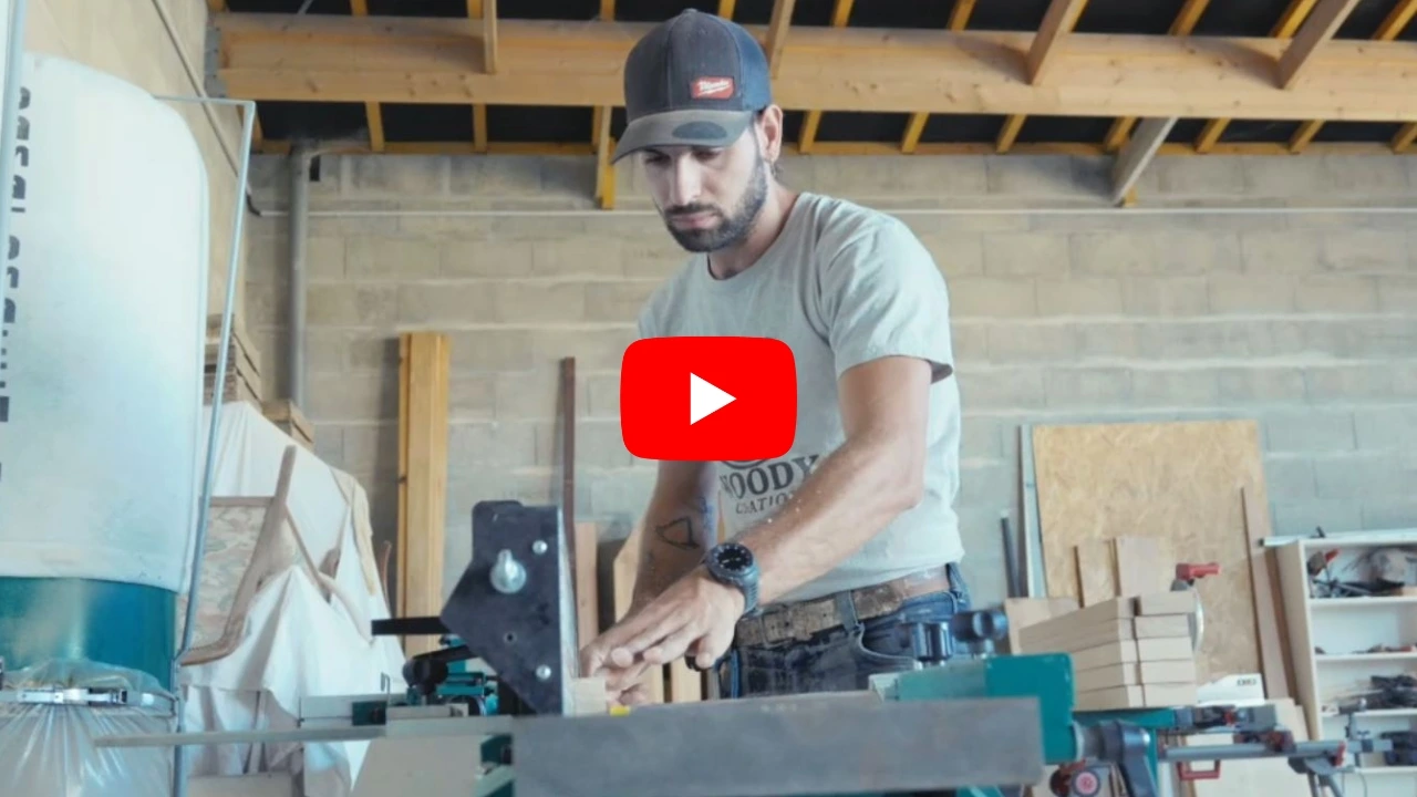 Miniature cliquable de la vidéo YouTube montrant l'artisan menuisier de Woody Création fabriquant un plateau en frêne dans son atelier.